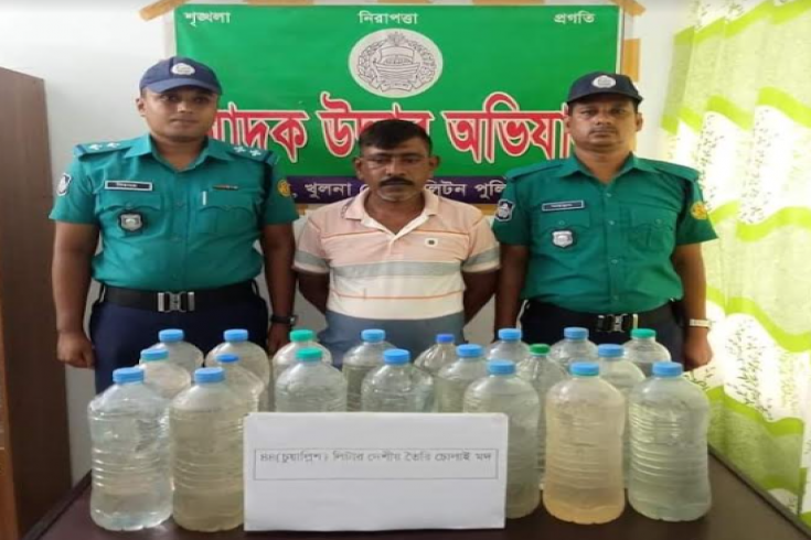 কেএমপি'র অভিযানে চোলাই মদসহ আটক ৪ 